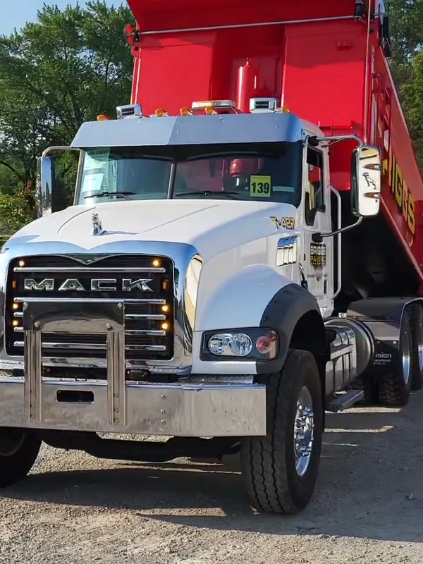 Commercial dump body truck