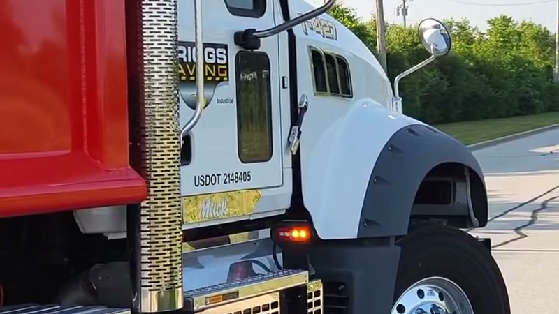 Commercial dump body truck