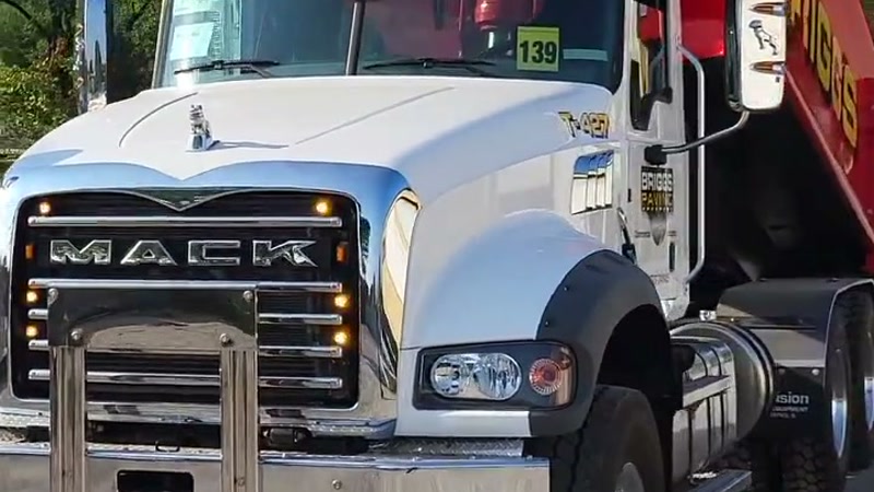 Commercial dump body truck