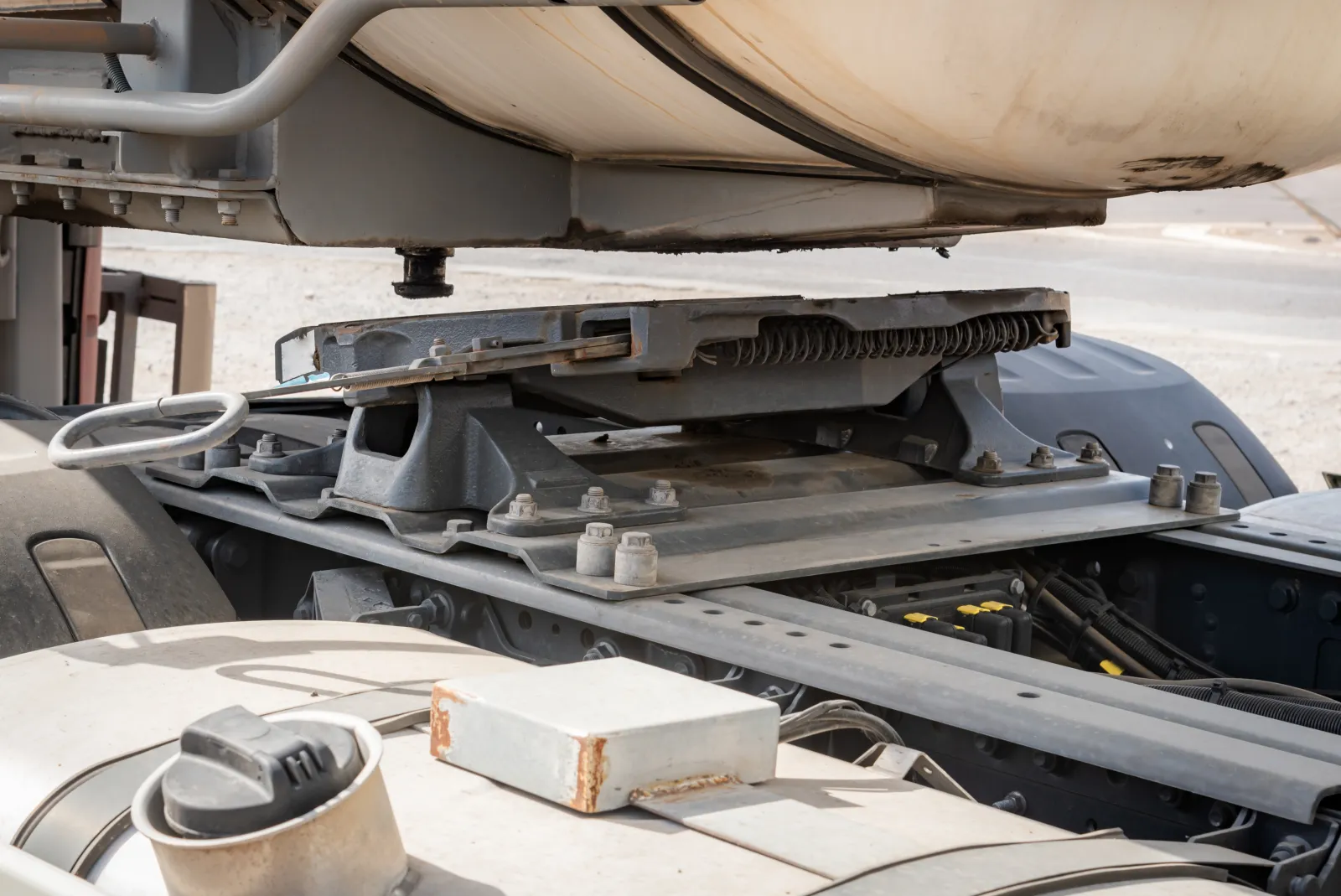 Fifth wheel securely coupled to a trailer