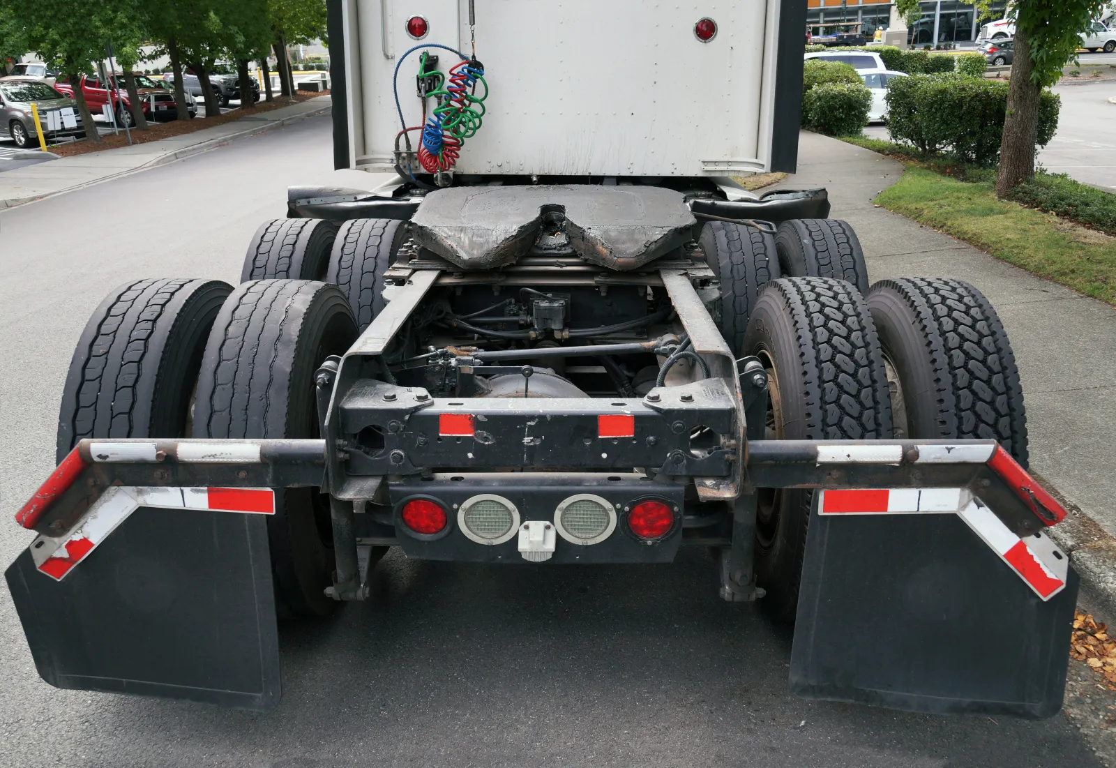 Rear view of a semi truck fifth wheel assembly