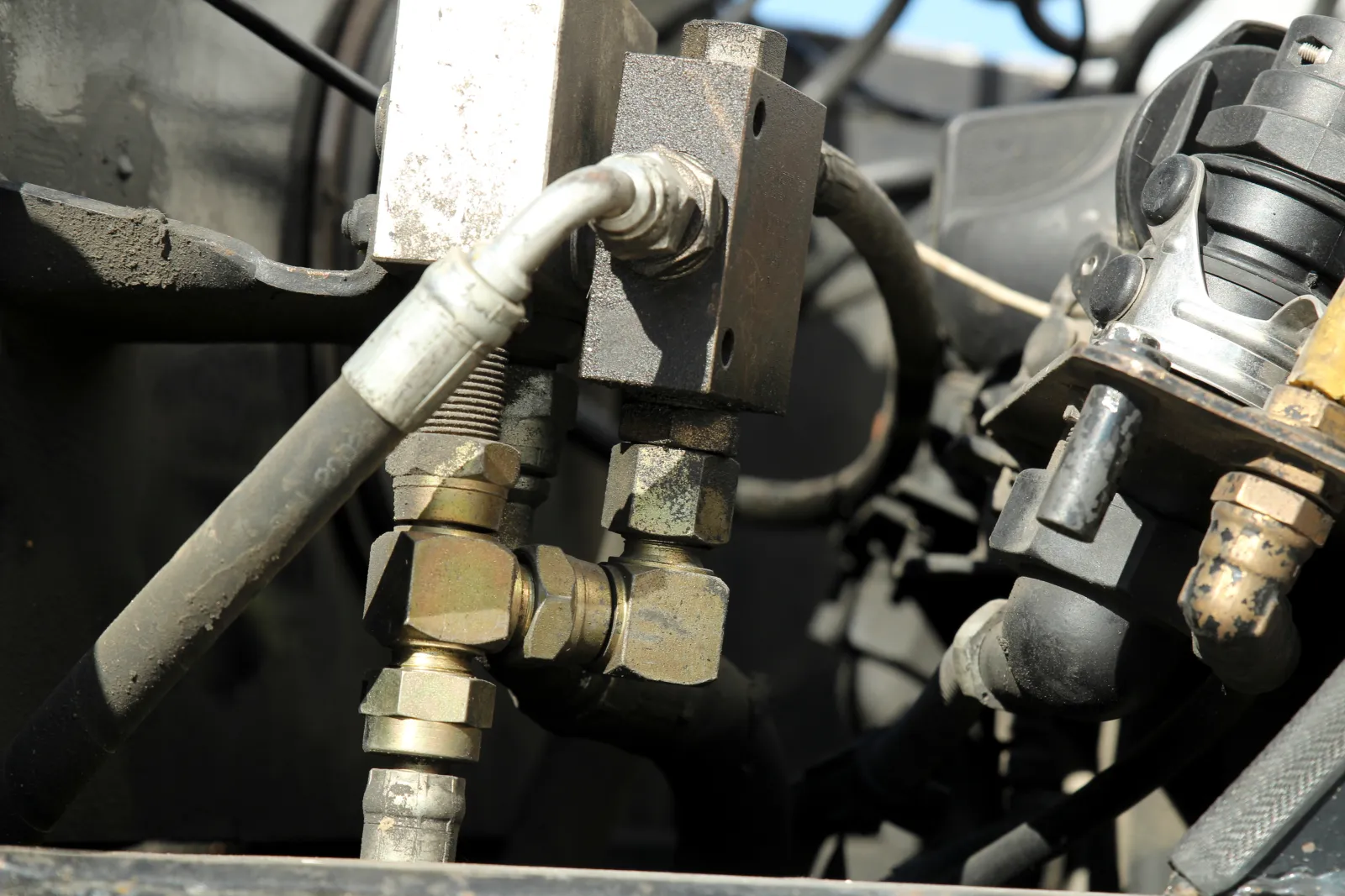 Hydraulic hose fittings and connections
